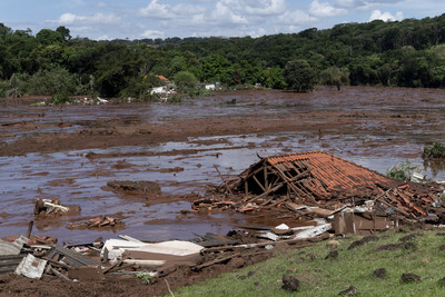 爛泥沖進家…巴西礦場大壩決堤「拉出9遺體」　至少300人失蹤
