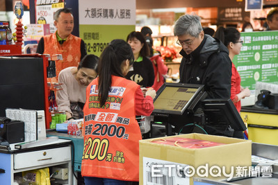 採買要快！量販、超市除夕提早關門　「過年營業時間」懶人包