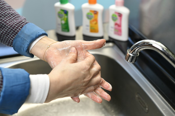 通勤族上下班竟手沾数亿细菌!源自英国一招启动洁净防护罩