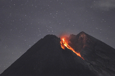 深夜突噴「1400公尺熔岩河」！　爪哇島默拉皮火山蠢動中