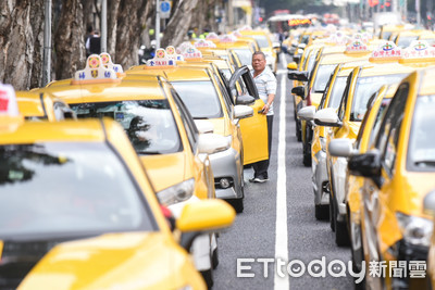 1hr↑才能叫車!租賃車業揚言萬人抗爭「Uber條款」 小黃反擊:真是夠了