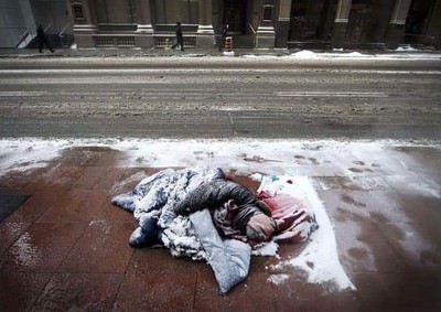 美風寒體感飆-61°C「凍死骨」！遊民只裹睡袋躺地　網友看到怕