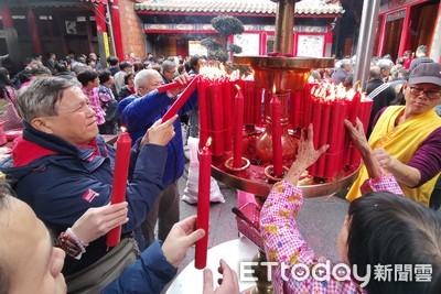 萬華龍山寺5月起「停用燭台」：請勿自行帶蠟燭！　和巴黎聖母院大火有關