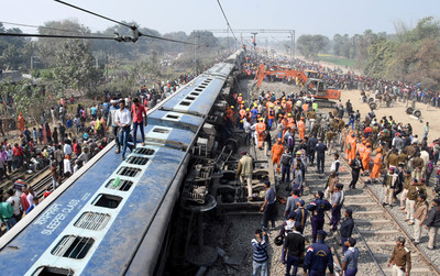 印度火車「11節車廂出軌翻覆」...7死29傷　疑低溫害鐵軌變形