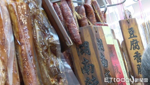 ▲南門市場.人潮.挑年貨.買年菜.臘肉香腸.年糕.攤販▼ 。（圖／記者楊詩益攝）
