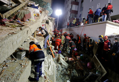 土耳其住宅樓垮「垂直坍塌」3死6輕重傷　目擊者竄逃畫面曝光