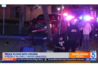 加州男開小貨車撞人行道！行人慘被輾「卡車底噴血」至少9傷