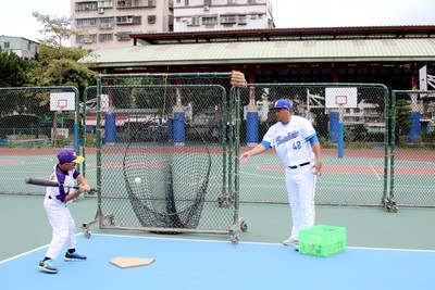 中職／富邦用心經營新北！張正偉、蔣智賢進校園教棒球