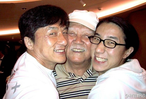 成龙(左)与父亲房道龙(中)和儿子房祖名一起合影(图/新浪微博)