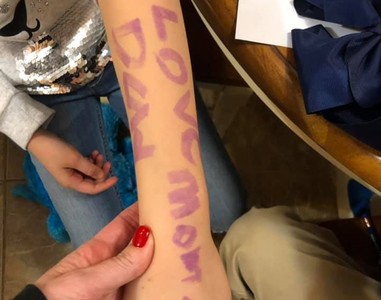 美小學驚爆炸彈威脅　7歲女童嚇壞「手臂寫4字」告別…母心碎淚擁