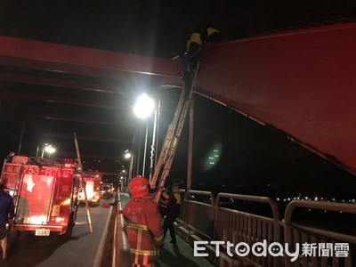 女子情緒不穩坐小黃跳關渡橋　好心司機尾隨報警阻輕生