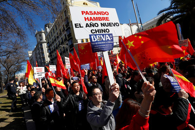 西班牙華人帳號突遭凍結…百人包圍抗議種族歧視　銀行道歉了