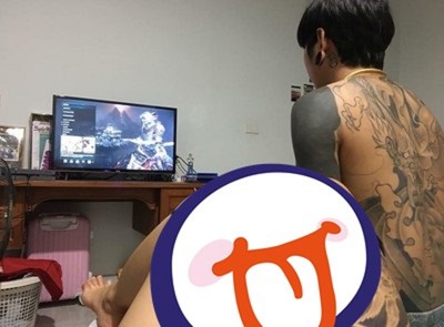內褲一脫！長腿妹躺床「甜喚勾引」　老公緊盯打電動…6千網暴動：我來