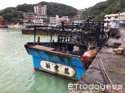 金山磺港半夜35噸級漁船竄惡火 百萬漁船付之一炬