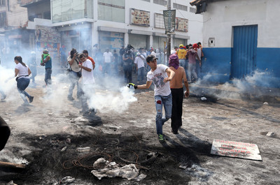 委內瑞拉邊境爆衝突…鎮暴警射橡膠彈　3大橋守軍「倒戈」