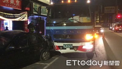 板橋貨車撞1轎車4機車　駕駛稱恍神後又改口撿東西釀禍