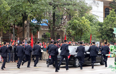 12黑衣隨扈V字跟車慢跑！越南再現「金正恩專屬」人肉盾牌