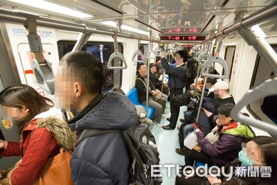 捷運遭緊貼！OL急嚇阻　高中弟摟女友惱羞「買賓士撞死妳這X巴」…她傻了