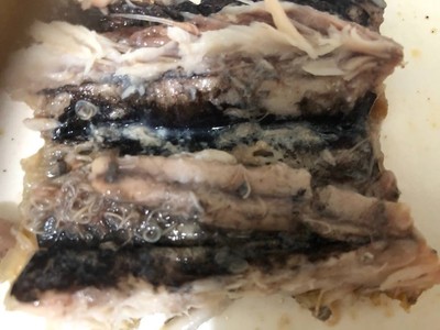 一口全是寄生蟲！她自助餐吃白帶魚　滿滿蛋白質「噁心想吐」