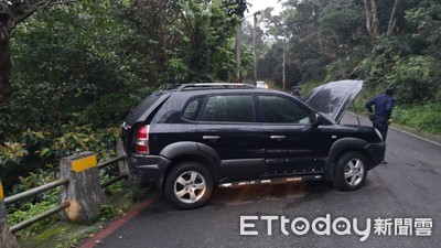 悲!貓空賞花停車「打錯檔」 夫當岳母小孩眼前撞死愛妻崩潰跪地