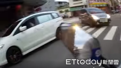 白車違停！黑車過彎「喇叭逼機車讓位」：去停旁邊…騎士秒崩潰：尛？