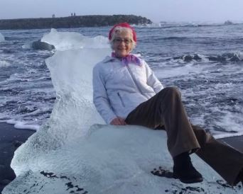 77歲嬤搶登「冰山寶座」當女王拍照　下秒直接漂走「出海」...