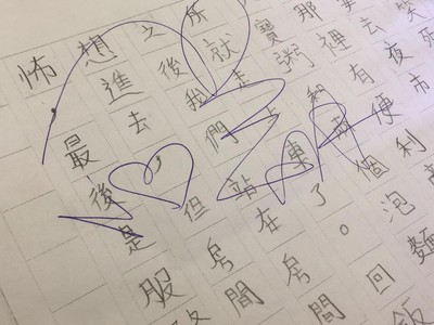 小學生拿聯絡簿稿紙給阿翔簽名　女師改作業傻眼…暖心原因曝：會跟他道歉