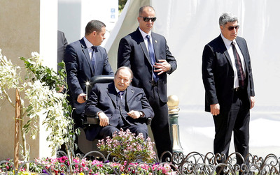 阿爾及利亞「中風強人總統」拒下台　軍方也挺不下去了！