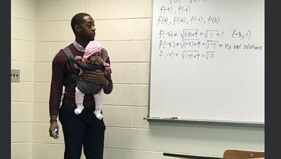 幫學生顧小孩　暖心數學教授「背女嬰」邊哄邊解方程式