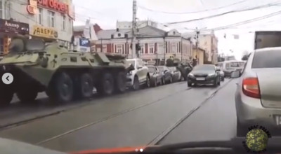 15噸裝甲車「夾擊」...4轎車頭尾全毀！俄國太危險　駕駛上路一定「有這個」