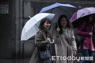 今晚變天濕冷探12度時間曝　周三起「全台雨3天」！北冕水氣可能降初雪