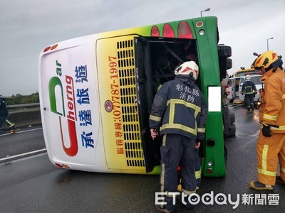 遊覽車翻覆33輕重傷！22歲黑車男突入中線「連撞2次」　畫面一曝光網罵翻