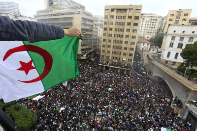 「骨灰級總統」中風還想選第5任　阿爾及利亞50萬人爆氣示威