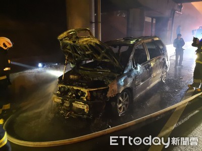 中山高林口交流道火燒車　駕駛急停路肩逃過一劫