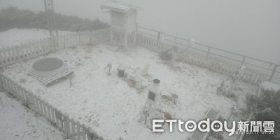 影／白茫茫一片！玉山持續飄降「3月雪」　2小時積雪2.5公分