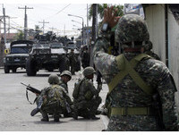 菲國武裝份子街頭「持槍攔人」　強綁華裔議員塞入車