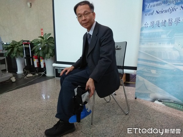 ▲北醫陳適卿醫師研發新式3D掃描列印足踝輔具。（圖／記者舒懷緯攝）