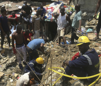 奈及利亞小學倒塌 上百名學童被壓在瓦礫堆中待救！
