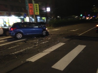 樹林男駕車返家　轉彎遭攔腰撞　轎車迴轉270度