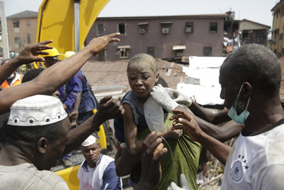 奈及利亞小學倒塌至少12死　 仍有數十人被活埋待救