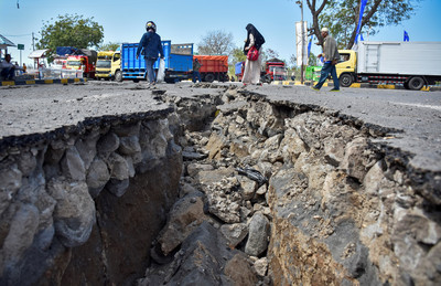 印尼龍目島5.4地震！「爆發山崩」2人死亡　40遊客受困　