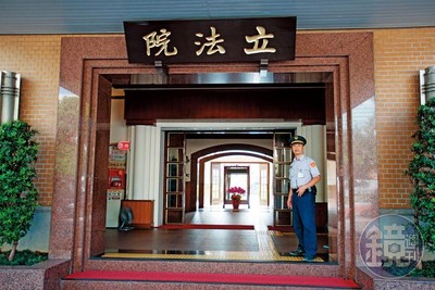 立委助理涉性侵女記者未遂 關鍵時刻軟趴趴