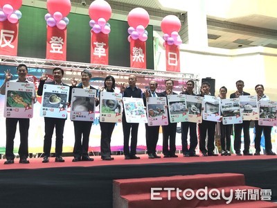 會議上翹二郎腿 韓國瑜怒斥官員:像在夏威夷度假