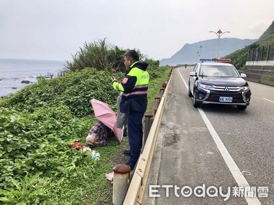 行駛北濱看風景好悠閒 赫見阿伯「一個move」跨欄躺地又撐傘