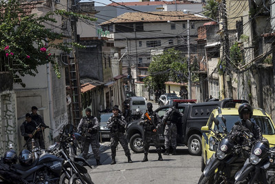 毒梟公路「瘋狂掃射」劫核燃料　巴西警持重型武器反擊　
