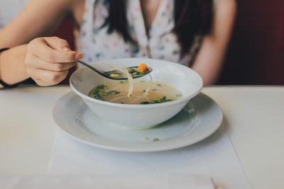 約女大生吃飯！他試探：手頭緊一人一半可？　傳「保時捷照」被封鎖