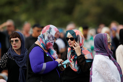 給穆斯林力量！紐西蘭女性「集結戴頭巾」　聚集清真寺祈禱