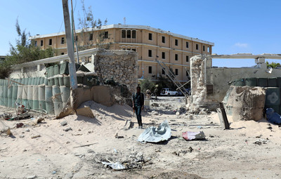 索馬利亞辦公室遭汽車炸彈攻擊！4歹徒「困住人群掃射」釀15死