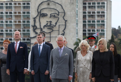 查爾斯代表英國王室首訪古巴　切格瓦拉像前獻花民族英雄馬蒂