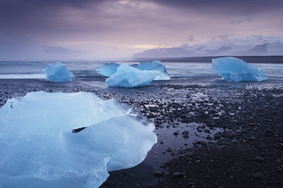 冰島「鑽石沙灘」超美　半透明冰石散落黑沙灘！